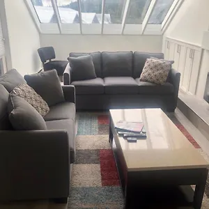 Hearthstone Loft, Village Centre, Private Hot Tub, Sleeps 6 Apartment