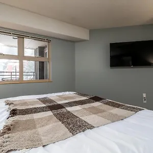 Apartment Creekside Slopeside 1br With Pool, Hot Tub, Bbq, Whistler