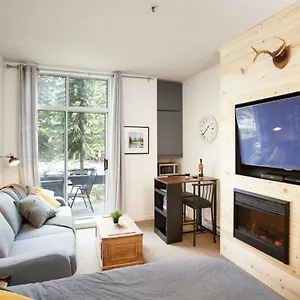 Impeccable Glacier W Pool+hot Tub Apartment