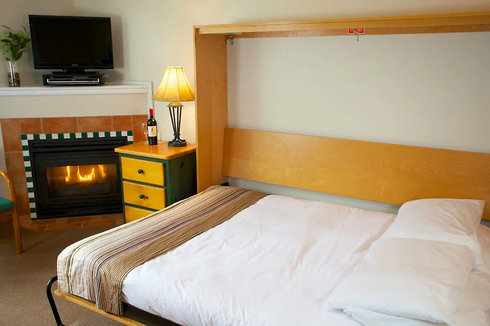Alpenglow Suite: Whistler Village Mountain Retreat Apartment