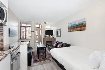Alpenglow Suite: Whistler Village Mountain Retreat Apartment