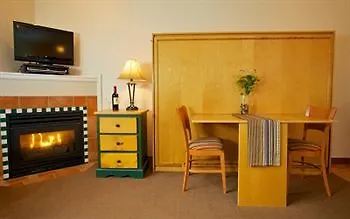 Alpenglow Suite: Whistler Village Mountain Retreat