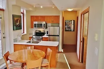 Alpenglow Suite: Whistler Village Mountain Retreat Apartment